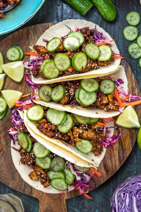 I’ve never seen a recipe with tofu cooked like this – crumbled, coated in cornstarch, sauteed, and then tossed in a delicious sweet and spicy brown sauce. This recipe calls for a quick pickled cucumber and some shredded cabbage, but I also think kimchi would be an excellent topping. This is one of my favorite vegetarian taco recipes! Pasti Fit, Quick Pickles, Tofu Tacos, Cake Pizza, Pizza Sandwich, Pasta Food, Vegan Tacos, Crispy Tofu, God Mat