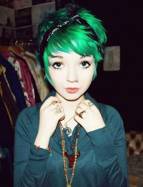 .Green Short Green Hair, Short Emo Hair, Emerald Hair, Cute Pixie Haircuts, Aveda Hair, Hair Pixie, Emo Hair, Heart Hair, Short Hair Color