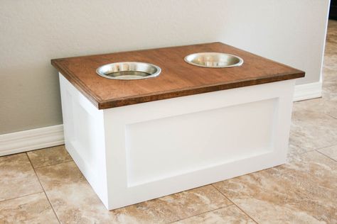 Keep your dog's food fresh and out of the way with this DIY dog food station with storage. The project includes free printable plans by @Addicted2DIY1 too! http://spr.ly/6490BFdIE Pet Feeder Station, Dog Food Stands, Dog Food Station, Dog Feeding Station, Dog Storage, Diy Dog Food, Crate Coffee Table, Diy Muebles Ideas, Dog Bowl Stand