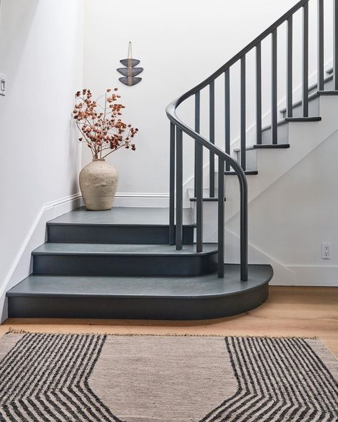 Modern Entryway With Stairs, Modern Black Staircase, Staircase Wall Decor Modern, Curved Staircase Ideas, Modern Curved Staircase, Wooden Banister, Wood Banister, Black Stair Railing, Curved Stairs