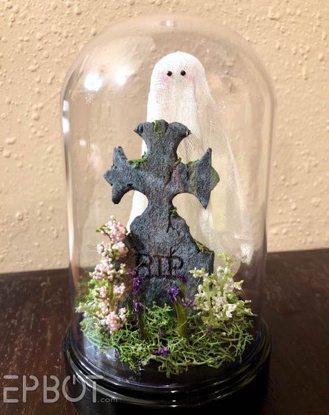 Spooky Terrarium, Halloween Cloche, Market Crafts, Halloween Centerpieces, Dollar Tree Halloween Decor, Cloche Decor, Fall Market, Ghost Diy, Dollar Tree Halloween