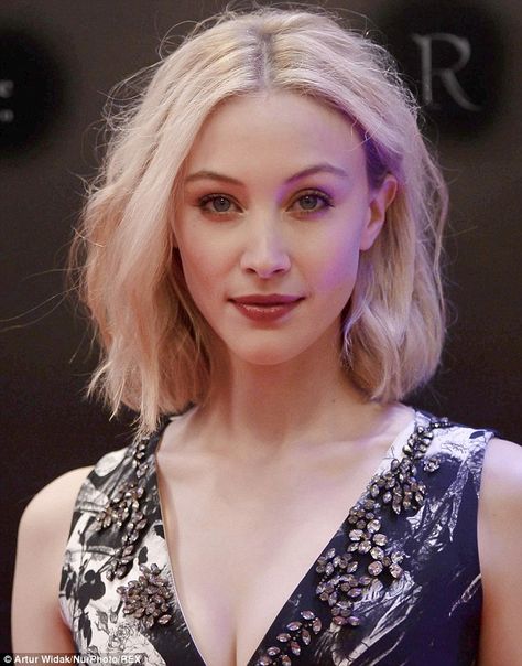 sarah gadon Sara Gadon, Dracula Untold, Sarah Gadon, Halo Hair, Canadian Actresses, Luke Evans, Fair Skin, Red Lipstick, Perfect Skin