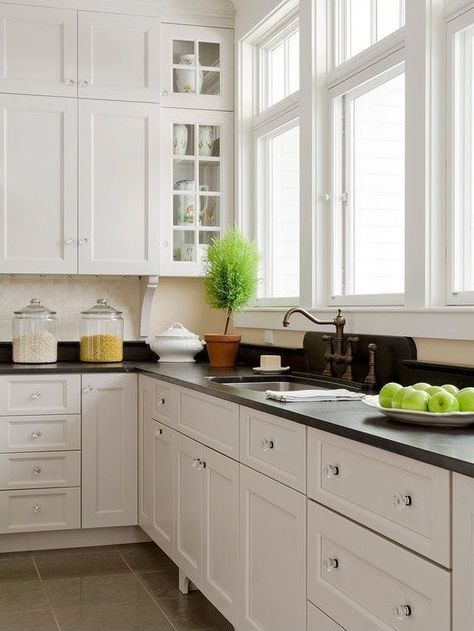 Shaker Cabinets Kitchen, White Shaker Kitchen Cabinets, White Shaker Kitchen, Industrial Kitchen Design, Shaker Style Cabinets, Craftsman Kitchen, White Shaker Cabinets, Shaker Kitchen Cabinets, Kitchen Knobs