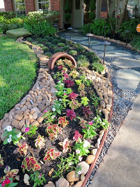 Spilled Flower Pot Ideas, Spilled Flower Pot, River Rock Garden, Pool Plants, Spiral Garden, Flower Pot Ideas, Small Front Yard Landscaping, Succulent Garden Design, Garden Stairs