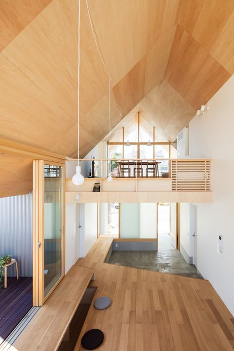 hiroto kawaguchi+kohei yukawa's wood-clad newtown house overlooks the picturesque japanese landscape Japanese Minimalist, Attic House, Japanese Interior Design, Small Apartment Living Room, Minimalist Home Interior, Interior Minimalista, Japanese Decor, Attic Renovation, Small Apartment Living