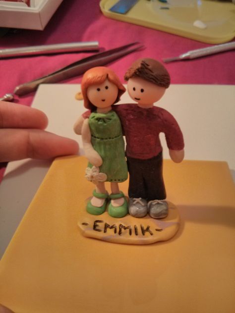 Polymer Clay (FIMO and Sculpey) couple figurine. Handmade.   Emma asked me to make her and her boyfriend out of clay. Their faces were a nightmare as I had never made any faces before. I'm quite happy with how it came out, although I had originally intended to try to make them more realistic.  If making it again, I'd probably make a better platform for them. Couple Polymer Clay, Cool Gift Ideas For Boyfriend, Clay Idea For Boyfriend, Air Dry Clay Boyfriend, One Anniversary Gift Ideas For Him, Ceramic Art For Boyfriend, Clay Crafts For Couples, Bd Gifts For Boyfriend, Cute Couple Clay Art