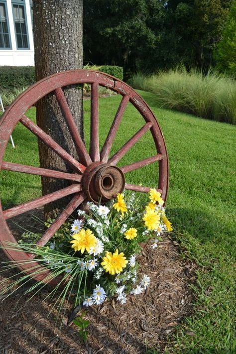 Yard Decorations Summer, Wagon Wheel Garden, Garden Diy Decoration Ideas, Spring Outdoor Decor, Fruit Tree Garden, Backyard Wedding Decorations, Wagon Wheels, Deco Champetre, Rustic Backyard