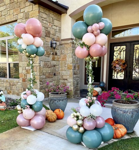 Tabletop Balloon Hoop Ideas, Mothers Day Balloons Garland, Balloon Columns With Flowers, Balloon Garland Centerpiece Table, Mother’s Day Balloon Garland, Balloon Stands Columns, Mother’s Day Balloons, Balloon Tower Ideas, Ballon Stand Ideas