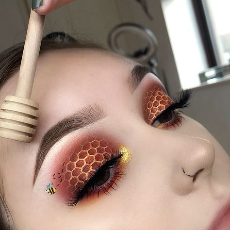 Honeycomb Costume, Honeycomb Makeup, Honey Photoshoot, Bee Makeup, Plouise Makeup, Eyeshadow Ideas, Plouise Makeup Academy, Makeup Is Life, Cake Face