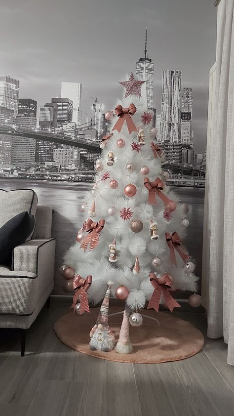 White Christmas Tree With Pink Ornaments, White Christmas Tree Ideas Color Schemes, White And Pink Christmas Tree, Pink Xmas Tree, White Xmas Tree, Contemporary Christmas Trees, White Christmas Tree Decorations, Floral Christmas Tree, Christmas Tree Inspo