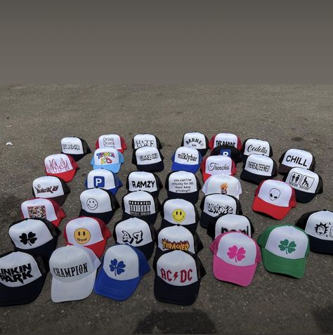 Trucker Hat Designs Ideas, Trucker Cap Outfit, Fitted Hats Aesthetic, Trucker Hat Aesthetic, Trendy Trucker Hats, Streetwear Caps, Scream Mask, Custom Fitted Hats, Cool Beanies