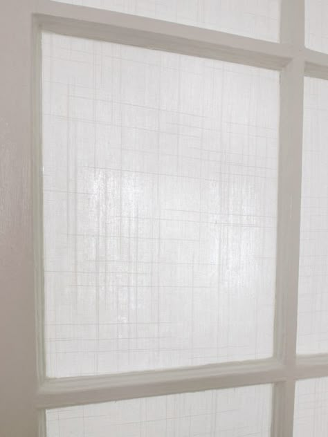 Applying fabric with cornstarch on glass for privacy... way classier than film Front Door Window Covering, Door Window Covering, Прикроватные Тумбочки, Front Doors With Windows, Window Privacy, Bathroom Windows, Diy Window, Window Room, Trendy Bathroom