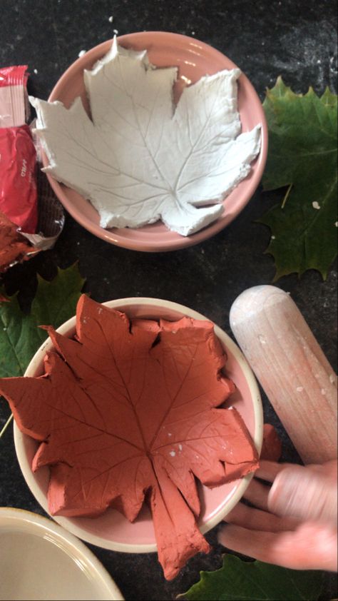 Leaf Clay Dish, Ceramic Leaves, Air Drying Clay, Autumn Craft, Clay Christmas Decorations, Ceramics Pottery Bowls, Diy Bowl, Diy Air Dry Clay, Polymer Clay Flower Jewelry