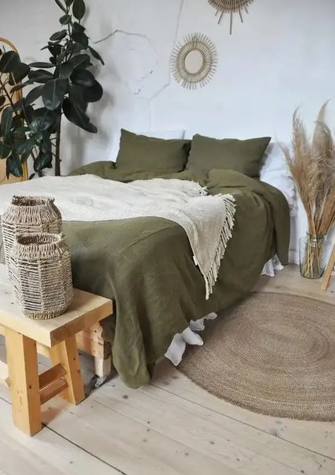 50 Green And White Bedroom Decor Ideas - DigsDigs Olive Green Bedrooms, Earthy Bedroom, Sage Green Bedroom, Green Duvet, Green Bedding, Redecorate Bedroom, Bed Linen Sets, Green Rooms, Bedroom Green