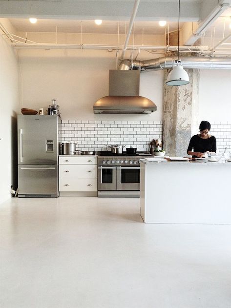 commercial kitchen.  like the simple materials--subway tile backsplash with dark grout, high end appliances, clean lines, set up for real cooking Kitchen Loft, Loft Kitchen, Industrial Style Kitchen, Industrial Kitchen, Commercial Kitchen, Modern Bathroom Design, Kitchen Space, Modern Industrial, 인테리어 디자인