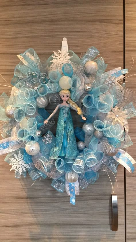 Frozen Wreath Ideas, Disney Frozen Christmas Tree, Disney Christmas Wreath Ideas, Diy Frozen Christmas Decorations, Frozen Theme Christmas Tree, Frozen Themed Christmas Tree, Disney Wreath Christmas, Frozen Christmas Tree Ideas, Frozen Classroom