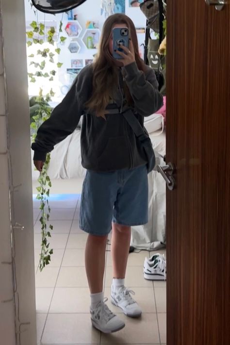 Jorts Outfits Midsize, Summer Boyish Outfits, Steezy Outfits, Gorpcore Summer Outfit, Vintage Skater Outfits, Tomboy Fashion Summer, Jorts Outfit Women’s, Tomboy Summer Outfits, Summer Tomboy Outfits