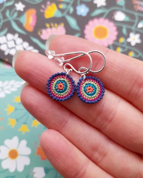 I love these diddy circles! These were a 3-busses-at-once pair of earrings in my Etsy shop, they weren't really noticed for a long time… | Instagram Microcrochet Patterns Free, Micro Crochet Pattern Free, Micro Crochet Earrings, Crochet Bracelet Pattern, Micro Crochet, Crochet Jewelry Patterns, Crochet Earrings Pattern, Crochet Bracelet, Modern Crochet