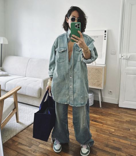 Denim Shirt Layering Outfit, Oversized Jean Shirt Outfits, Oversized Shirt Outfit Street Style, Phd Outfit, Oversized Button Up Shirt Outfit, Stylish Black Women, Denim Shirt Outfit, Oversized Denim Shirt, Outfit Inspiration Fall