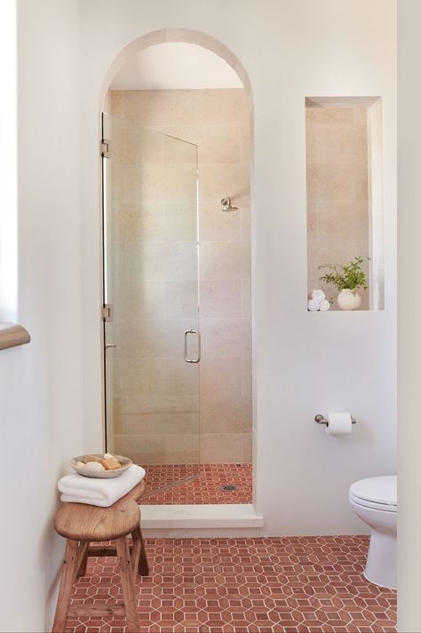 Tour Los Angeles Designer Tammy Randall Wood's Home In the Santa Monica Mountains Spanish Bathroom, Spanish Style Homes, Spanish House, Bathroom Inspiration Decor, Bathroom Renos, House Bathroom, Bathroom Styling, Beautiful Bathrooms, Walk In Shower