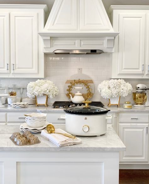 Bak Cuci Piring, Glam Kitchen, Dream Kitchens Design, Gold Kitchen, White Kitchen Design, Pink Kitchen, Home Decor Living Room, Decor Living Room, Holiday Baking