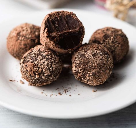 Nutella Balls - Foods Guy Nutella Balls, Oreo Biscuit Cake, Nutella Truffles, Nutella Biscuits, Sweet Bar, French Dessert, Nutella Recipes, Chocolate Nutella, Chocolate Powder