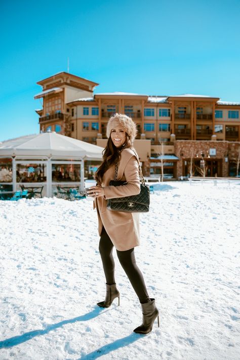 What To Wear In Park City Utah Winter, Park City Winter Outfits, Park City Utah Winter Outfits, Aviator Sunglasses Outfit, City Winter Outfit, Park City Utah Winter, Black Booties Outfit, Black Scoop Neck Top, Black Floppy Hat