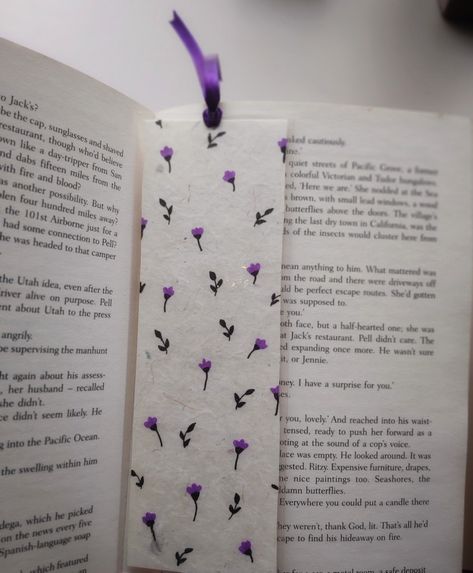 Purple Bookmark Ideas, Bookmarks Handmade Flower, Purple Bookmark, Handmade Bookmarks Diy, Diy Earrings Easy, Diy Crafts Bookmarks, Bookmark Ideas, Creative Bookmarks, Bookmark Craft