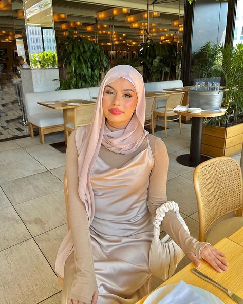 Muslimah Fashion Casual, Abaya Designs Latest, Hijab Dress Party, Estilo Hijab, Muslimah Outfit, Pashmina Hijab Tutorial, Muslimah Dress, Spring Outfits Dresses, Mode Turban