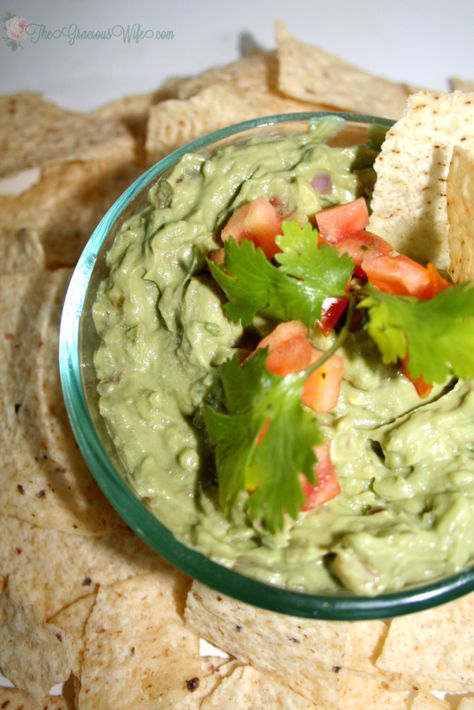 Creamy Guacamole Recipe, Spicy Guacamole Recipe, Cold Veggie Pizza, Authentic Guacamole Recipe, Creamy Guacamole, Homemade Guacamole Recipe, Spicy Guacamole, Easy Guacamole, Homemade Guacamole