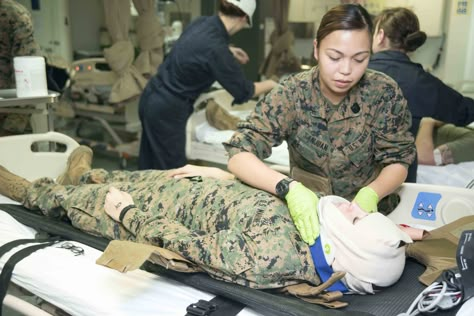 Hospital Corpsman 2nd Class Tracie Marie SanJuan secures the bandages of a participant in a mass casualty drill aboard the amphibious assault ship USS Bonhomme Richard. These training scenarios are important to keep our Sailors ready for any situation. You can learn more about the training that a Hospital Corpsman receives here. #AmericasNavy #USNavy #Navy navy.com Navy Pictures, Military Nurse, Military Doctor, Hospital Corpsman, Navy Hospital Corpsman, Female Army Soldier, Women Veterans, Female Military, Navy Corpsman