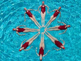 synchronised swimming High Diving, Swimming Photos, Things Organized Neatly, Synchronized Swimming, Sake Set, Summer Is Here, Swimmers, Model Photos, Summer Time