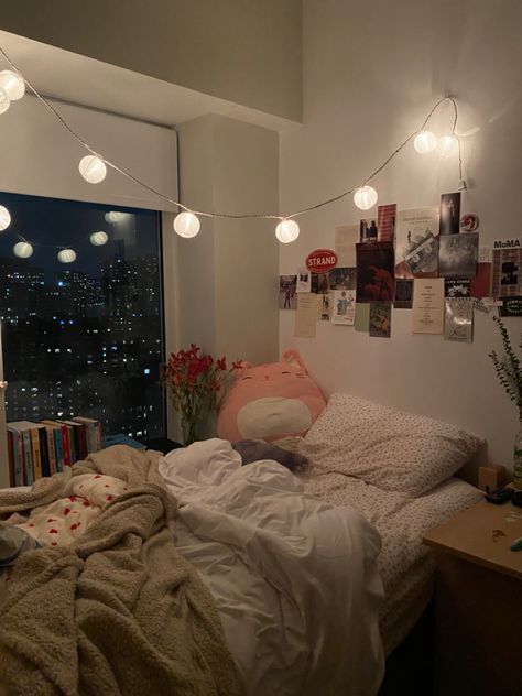 My cute lil dorm in the city How To Make One Room Into Two Bedrooms, City Dorm Room Ideas, Korean Dorm Room, Dorm Room Ideas Pink, Cute City, Girly Dorm, City Bedroom, Dorm Room Styles, Dream House Rooms