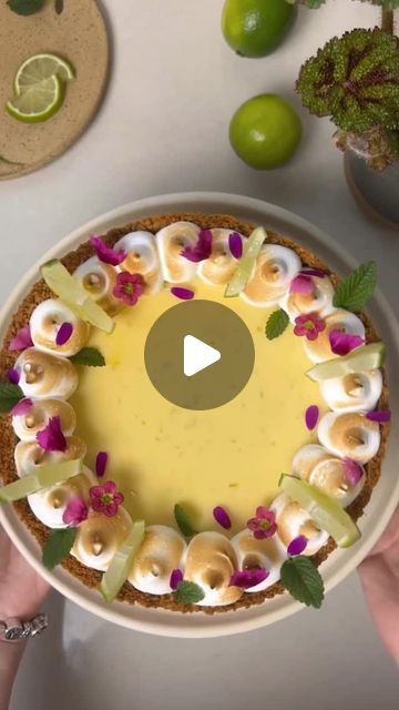 Máster Gastronómicos | Recetas y Tips on Instagram: "🍋 ¡El Pie de Limón Más Refrescante y Cremoso! 🥧✨

Si te gustan los postres cítricos, este pie de limón es para ti. Con una base crujiente, un relleno suave y una decoración espectacular, ¡es imposible resistirse! 😍🍋

🌟Base:
200 g galletas trituradas 🍪
120 g mantequilla derretida 🧈

🌟Relleno:
100 ml jugo de limón 🍋
1 lata de leche condensada 🥛
3 yemas de huevo 🥚
140 g yogurt griego sin endulzar 🥄

🌟Decoración:
Crema o merengue 🥧🍰

¡Mira cómo se arma este delicioso pie paso a paso y no olvides guardar la receta para tu próxima reunión! 🎥🍋✨

Créditos: Creación y receta de [ @marbrownell ].

---

#piedelimon #postresfrescos #postrescaseros #lemonpie #recetasfáciles #dessertlove #reposteriacreativa #momentosdulces #cocinacona Lime Pie, Key Lime Pie, Key Lime, Yogurt, Pastry, Pie, Molde