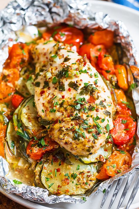 Baked Chicken in Foil Packets – So NOURISHING and packed with TONS OF FLAVOR! Chicken breasts cooked in foil packets are amazingly moist and tender. Baked Chicken Breast Recipes, Purewow Recipes, Foil Baked Chicken, Honey Dijon Chicken, Chicken Foil Packets, Muscle Diet, Foil Packet Dinners, Chicken Shawarma Recipe, Paleo Meal Prep