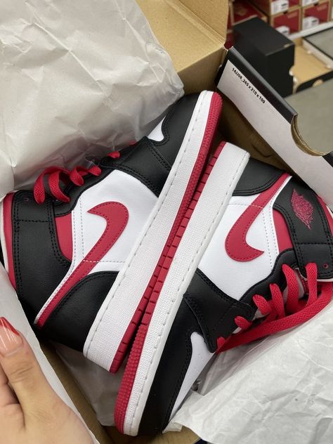 Jordan Mids, Nike Shoes Women Fashion, Dr Shoes, Nike Shoes Girls, Black Nike Shoes, Kicks Shoes, Jordan Shoes Retro, All Nike Shoes, Nike Shoes Jordans