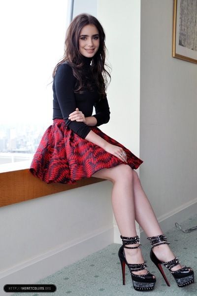 Rosalie Gilbert.  Older sister of Elena by a few minutes. They look n… #vampire #Vampire #amreading #books #wattpad ليلي كولينز, Lily Collins Style, Rok Mini, Lucy Hale, School Looks, Skirt Mini, Lily Collins, Looks Chic, Brunettes