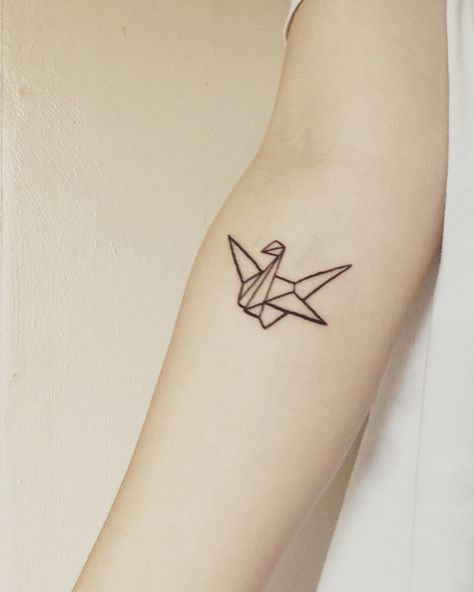 Origami Crane tattoo Swans Tattoo, Origami Crane Tattoo, Paper Crane Tattoo, Saturn Tattoo, Origami Tattoo, Crane Tattoo, Origami Swan, Japanese Origami, Tattoo Paper