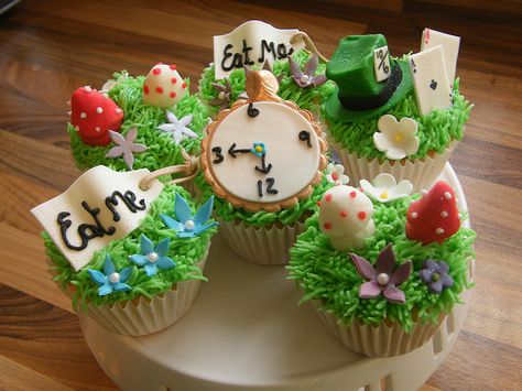 Alice in Wonderland..>OMG amazing Alice In Wonderland Cupcakes Easy, Alice In Wonderland Cupcakes, Daisy Cakes, Alice In Wonderland Cakes, Alice In Wonderland Tea Party Birthday, Alice Tea Party, Alice In Wonderland Wedding, Cupcake Wars, Mad Hatter Party