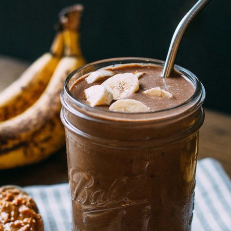 Chocolate Elvis Peanut Butter Banana Smoothie #banana #dates #drink #vitamix | Veeg.co Peanut Butter Banana Smoothie Recipe, Smoothie Banana, Chocolate Banana Smoothie, Peanut Butter Banana Smoothie, Healthy Afternoon Snacks, Vegan Whipped Cream, Healthy Smoothie Recipes, Banana Smoothie Recipe, Avocado Banana