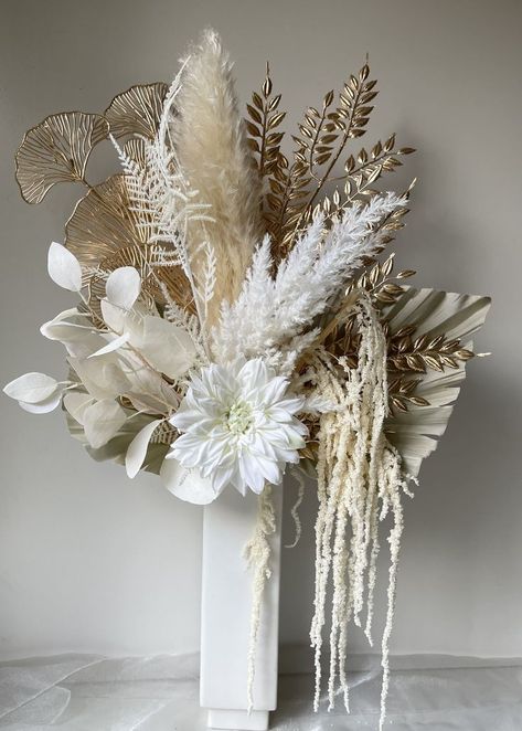 Boho Flower Arrangements Diy, Floral Arrangements With Feathers, Flower Arrangements With Feathers, Feather Floral Arrangements, Diy Dried Flower Arrangement, Fall Floral Arrangements, Flowers Vase, Flower Vase Arrangements, Flower Arrangements Simple