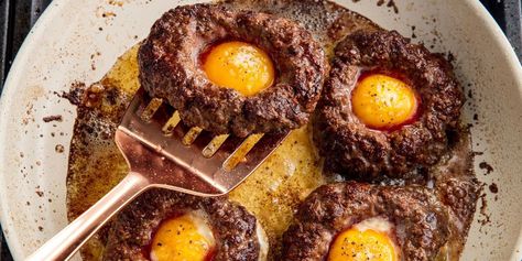 Consider this the ultimate Easter hunt: an egg inside of one seriously amazing burger. Ground Beef Burger Recipe, Hamburger With Egg, Beef Burger Recipe, Egg In A Hole, Best Burger Recipe, Ground Beef Dishes, Huevos Fritos, Egg Recipes For Breakfast, Hamburger Recipes