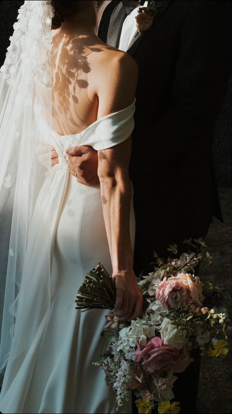 Wedding Pictures Poses Bride And Groom Cute Ideas, Aesthetic Bride And Groom Photos, Wedding Idea Photoshoot, Wedding Dresses Photography, Bride And Groom Shots Photography, Dreamy Aesthetic Wedding Photography, Weeding Pic Aesthetic, White Wedding Couple Poses, Wedding Photos Mood Board