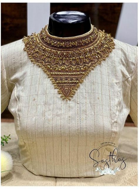 Front Neck Blouse Design, Paithani Blouse Design, Blouse Design Aari Work, Paithani Blouse, Blouse Maggam Work, Maggam Work Blouse, Saree Blouse Neck Designs, New Saree Blouse Designs, Traditional Blouse Designs