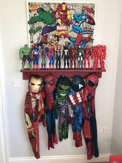 Superhero shelf Marvel Room Decor, Superhero Boys Room, Marvel Bedroom, Hot Toys Collection, Spiderman Invitation, Marvel Room, Boys Game Room, Superhero Bedroom, Elsa Doll