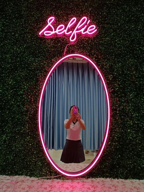 Mirror With Neon Sign, Selfie Corner Ideas For Cafe, Selfie Mirror Design, Selfie Mirror Ideas, Selfie Corner, Neon Mirror, Custom Mirror, Selfie Wall, Unique Mirror