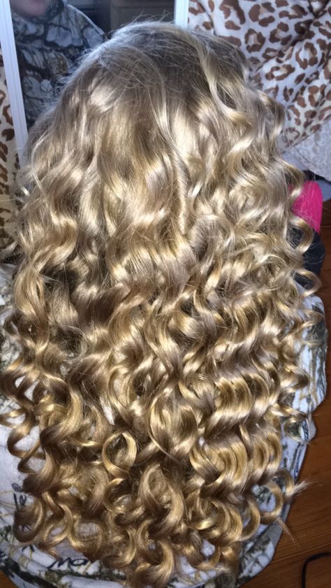 Blonde Ringlets, Long Curly Blonde Hair, Blond Curls, Long Blonde Curly Hair, Era Victoria, Curly Blonde Hair, Curly Hair Care Routine, Hairstyles Prom, Hair Inspiration Long