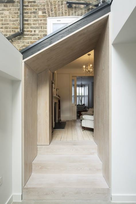 This scheme consists of a contemporary oak lined side-return extension to a Victorian terraced house in North Kensington, alongside refurbishment works carried out throughout the rest of the home for a couple and their teenage son.The small extension completely changes the dynamic and use of the... Side Return Extension, Kitchen Extensions, Victorian Terraced House, Side Return, Floor Apartment, Glass Extension, House Extension Design, House Extension, London House