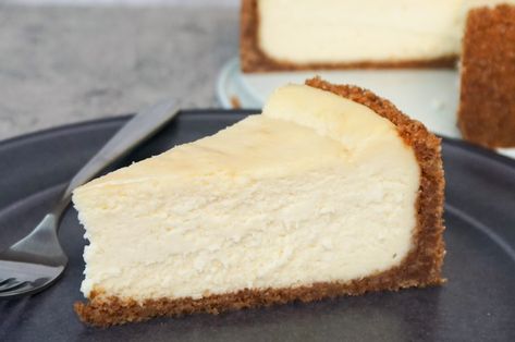 New York Style Cheesecake Recipe - Mountainside Bakery Blender Cheesecake, Cheesecake New York Style, New York Style Cheesecake Recipe, Cheesecake Healthy, Cheesecake New York, Cream Room, New York Style Cheesecake, Healthy Cheesecake, Cream Cheese Eggs