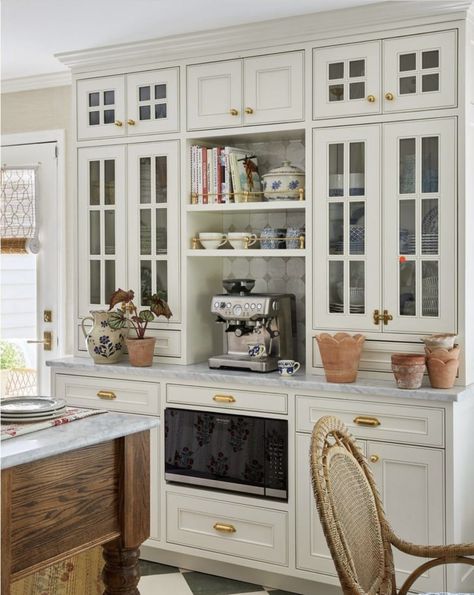 Small Coastal Kitchen, Classic Kitchen, Coastal Kitchen, Kitchen Dinning, Cottage Kitchen, White Cabinets, Kitchen Style, Dream Kitchen, A Kitchen